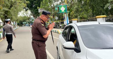 Pembagian Stiker Kejaksaan Negeri Hulu Sungai Selatan dalam rangka Hari Antikorupsi Sedunia Tahun 2025