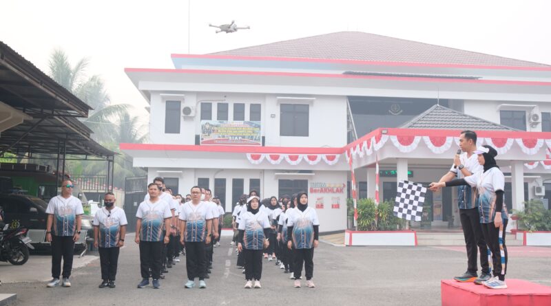 Semarak Hari Lahir Kejaksaan RI ke-81, Kejaksaan Negeri Hulu Sungai Selatan Gelar Jalan Sehat Bersama